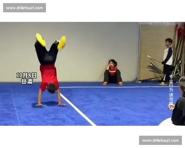 师姐神救援！小伙空翻碰倒靠垫，两脚定乾坤